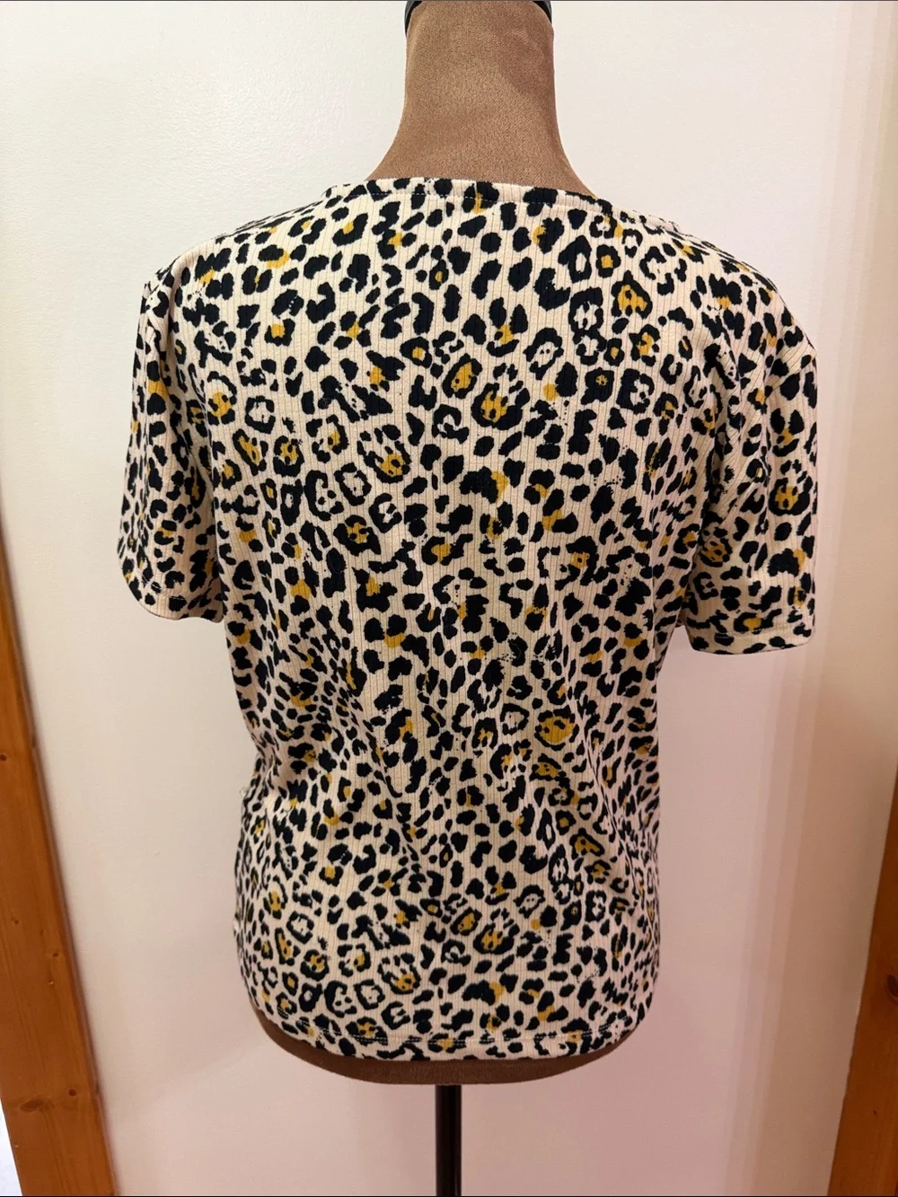 Leopard Print V Neck Wrap Top. Size XL, runs S to M. Spandex. NWOT.
